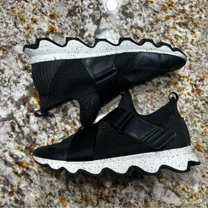 Sorel Kinetic Sneak Laceless Sneakers Women’s Size 9 Sea Salt/ Black LL3507-010